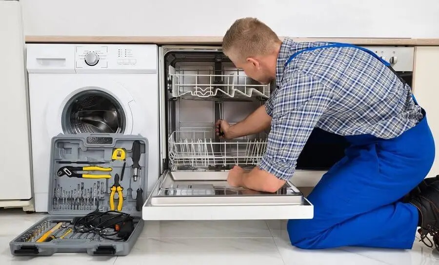 Çamlıdere Vaillant servisi teknisyen ekibi beyaz eşya tamiri yaparken